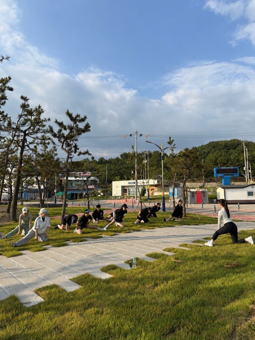해변에서 참가자들이 함께 모여 마무리하는 모습